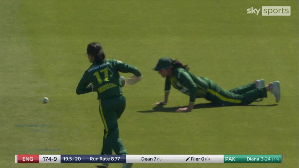 ‘Absolute carnage!’ | Filer run out after last ball chaos!