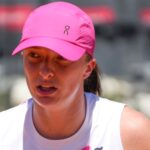 Swiatek extends winning streak to set up Kerber clash in Rome