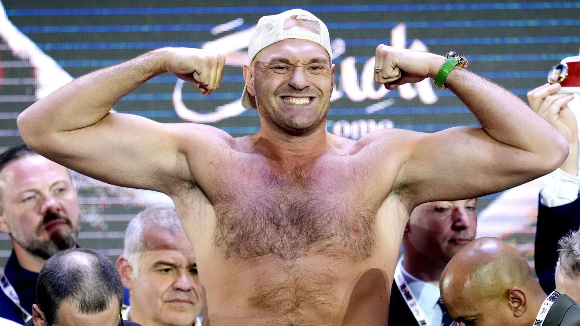 Undisputed build-up: Usyk career heaviest – but Fury two stone heavier