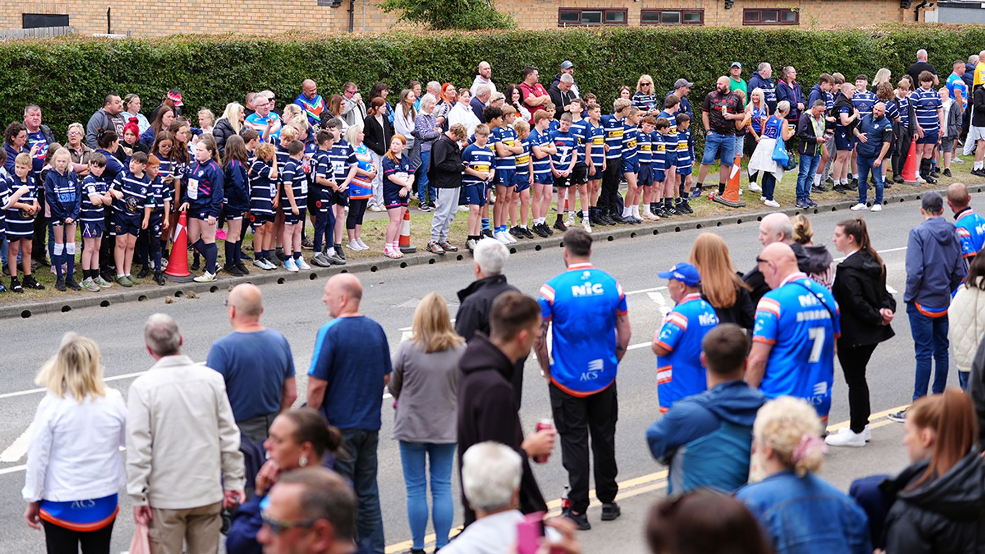 Thousands pay final respects to Burrow on funeral route