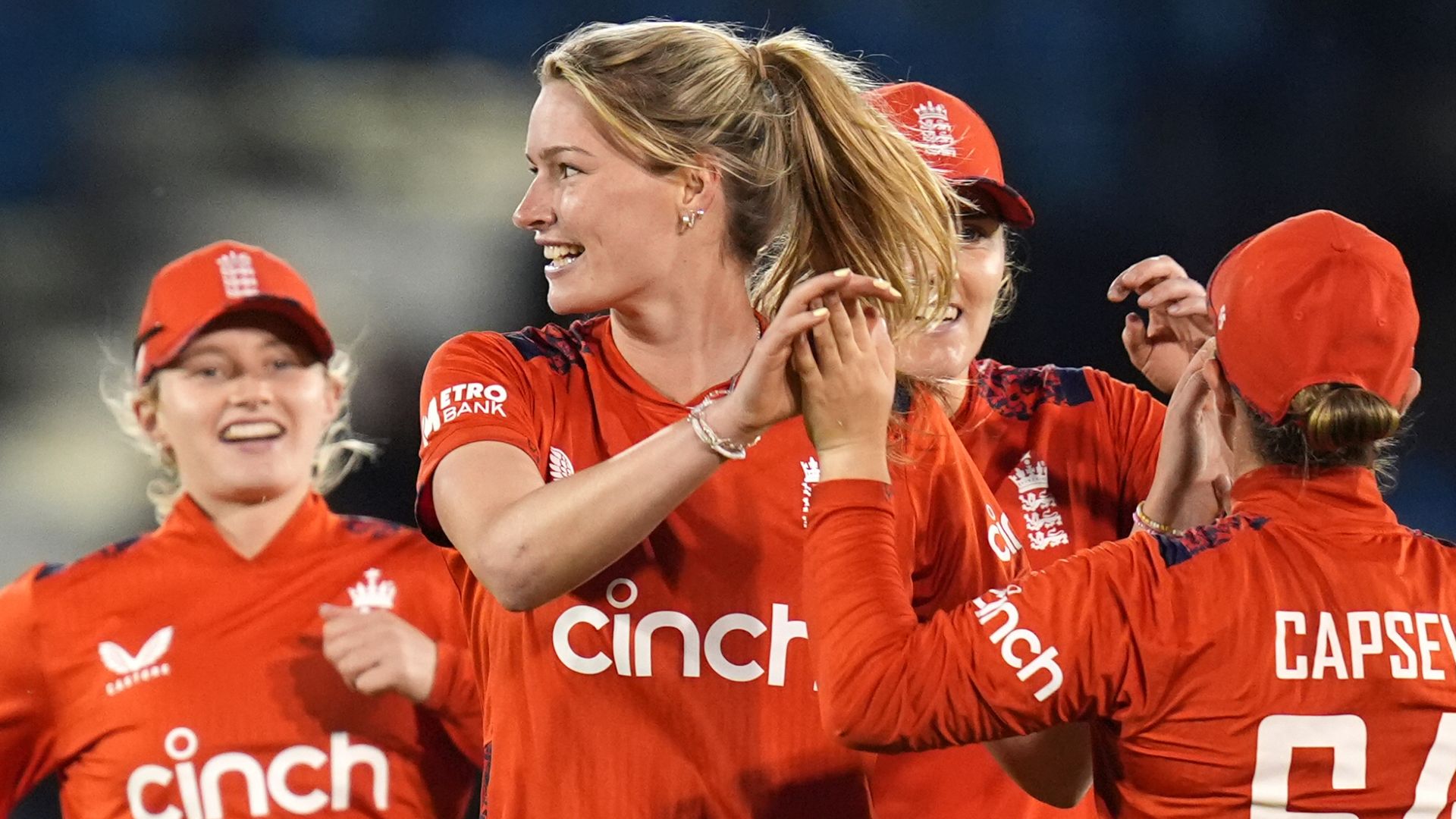 England dominate New Zealand in rain-hampered second T20I