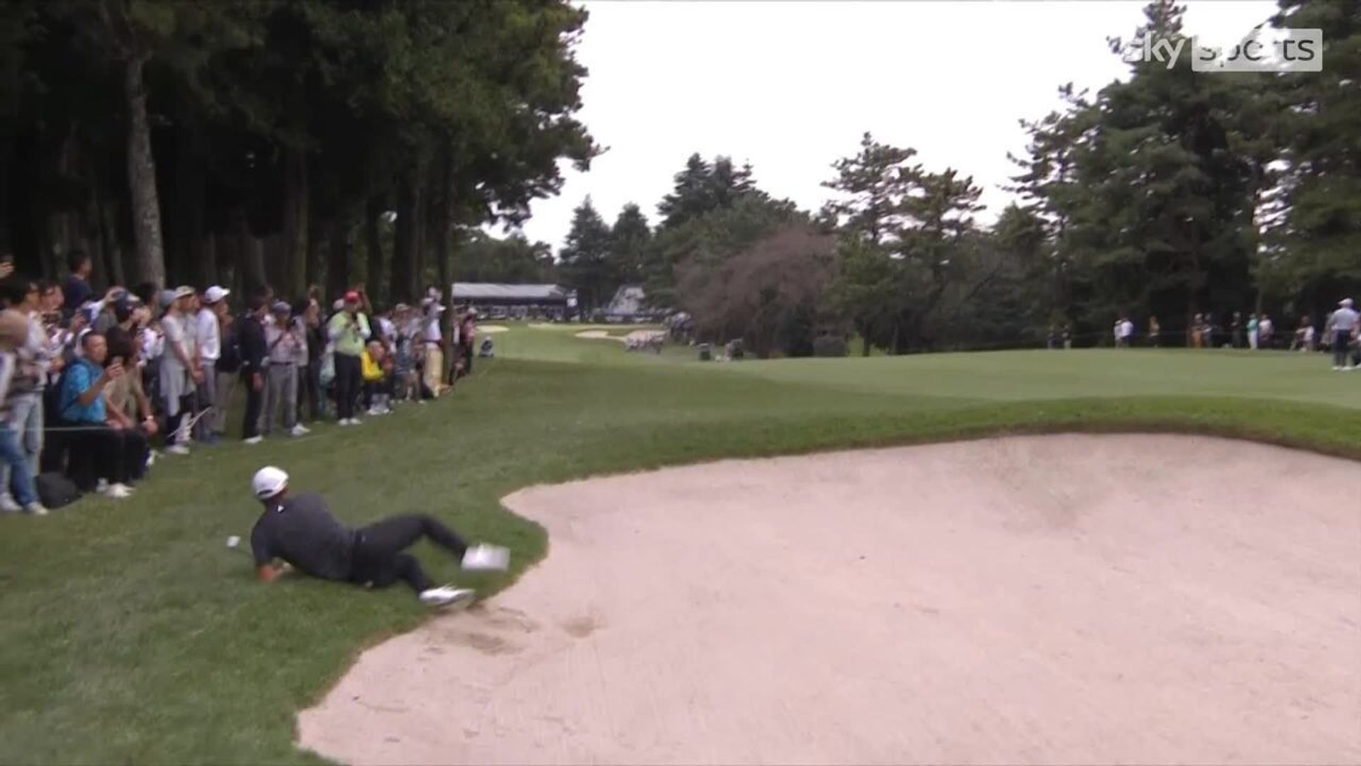 Morikawa brilliantly escapes bunker then falls over!