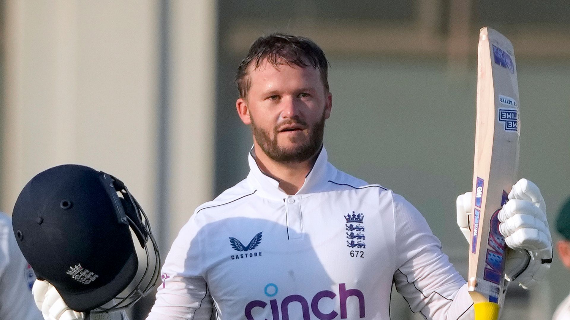 Duckett hits ton but Pakistan’s spinners fight back late on day two