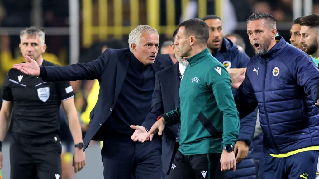 Mourinho sees red as Man Utd claim point at Fenerbahce