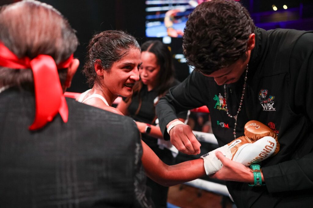 Boxing Results: Gabriela Fundora Stops Alaniz In The 7th, And Wins The Undisputed Flyweight Crown 