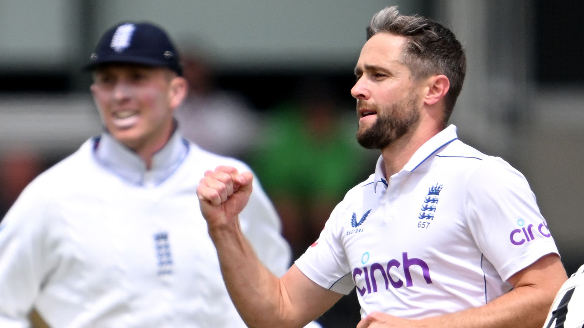 England close in on win as Woakes delivers ‘dagger to New Zealand’s heart’