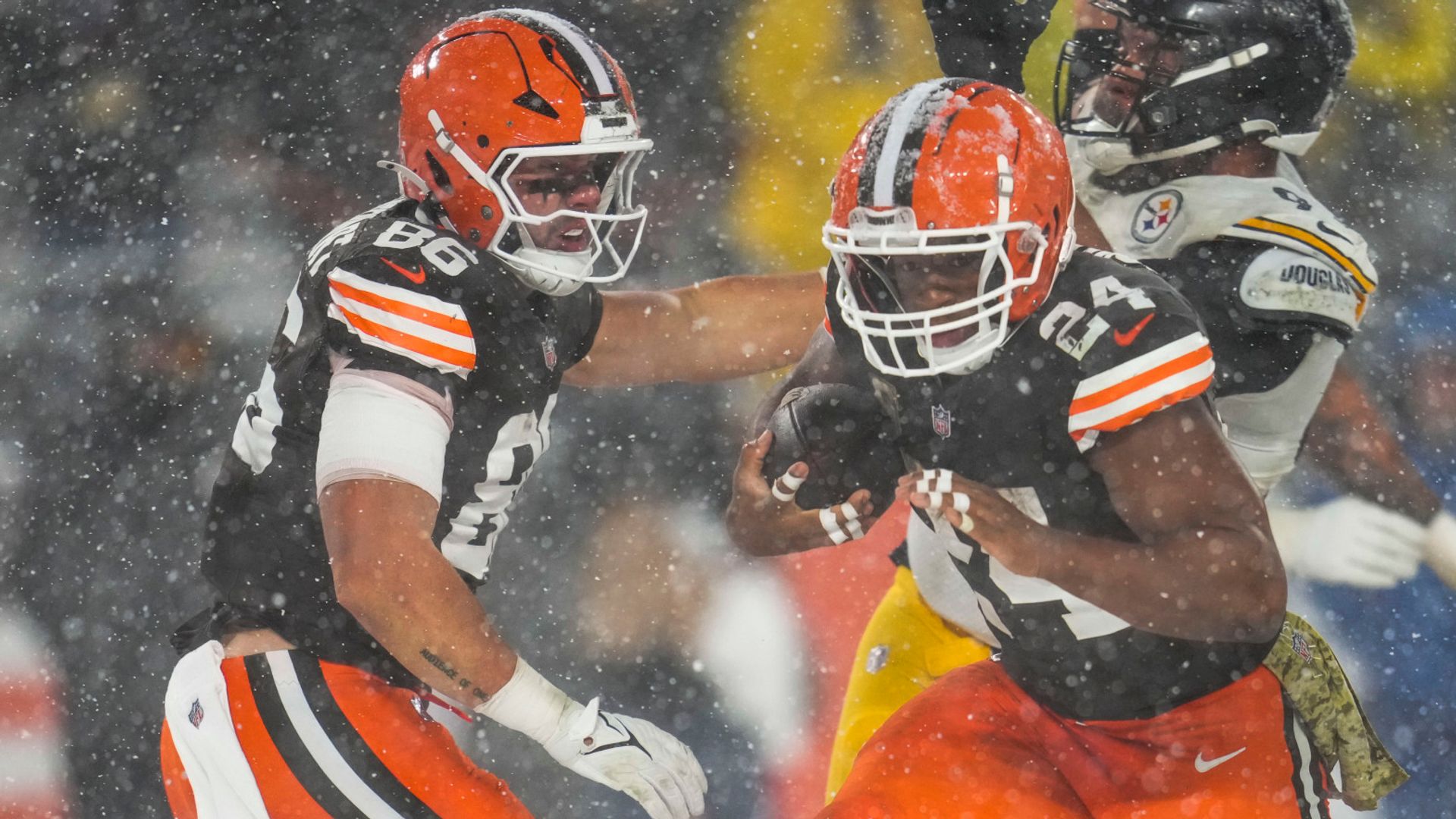 Chubb’s late TD sees Cleveland stun Pittsburgh in heavy snow