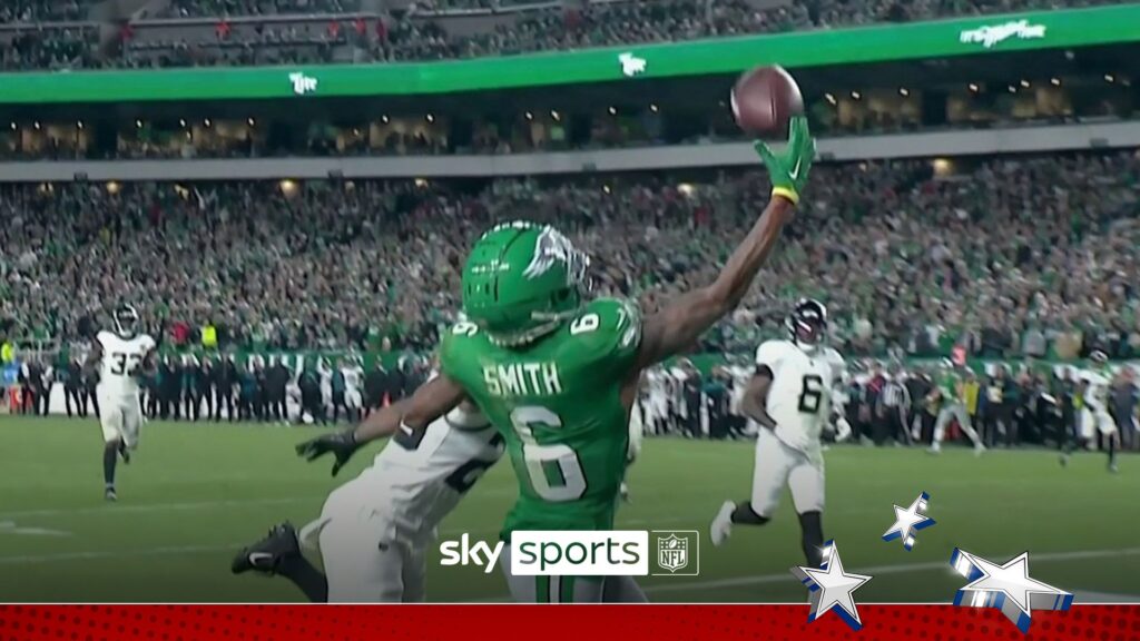 WOW! DeVonta Smith collects 25-yard TD pass with one-hand