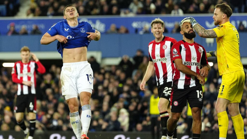 Underwhelming Everton booed off after draw with 10-player Brentford