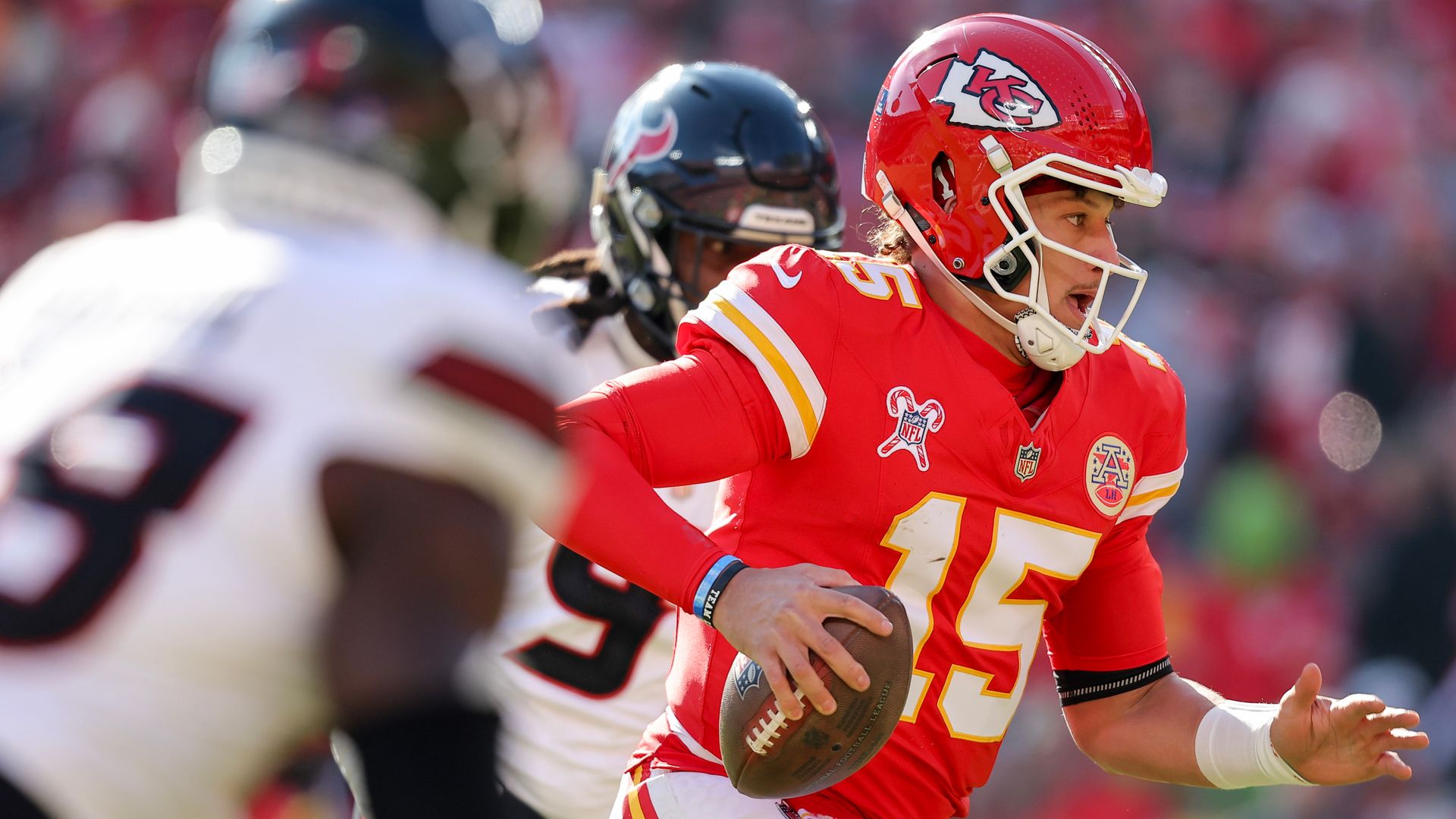 Mahomes steers Chiefs past Texans to allay injury fears