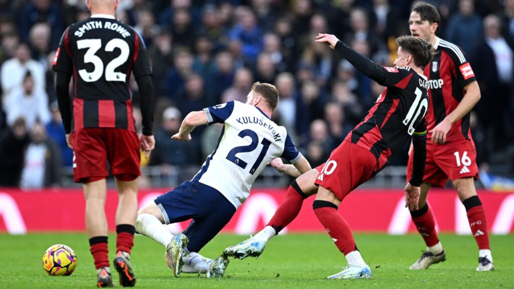 Spurs booed off as 10-player Fulham cling on for point