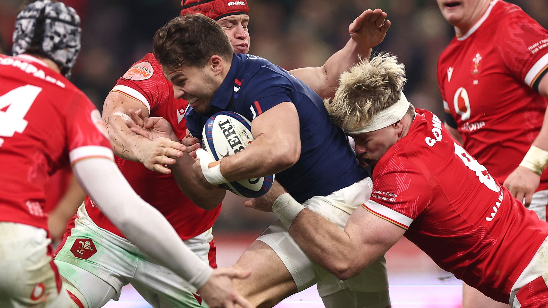 Dupont dazzles as France shut out woeful Wales