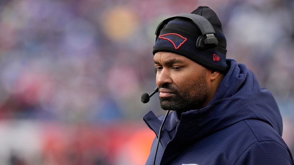 Patriots fire Mayo after one season as head coach