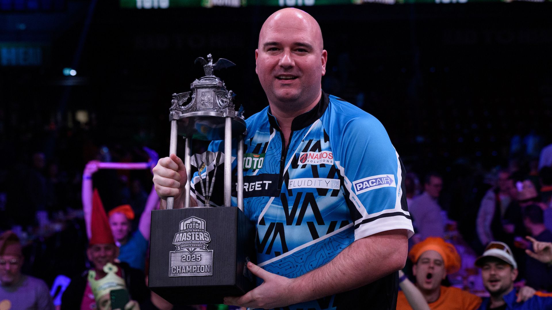 Cross holds off Bunting rally to win Dutch Darts Masters