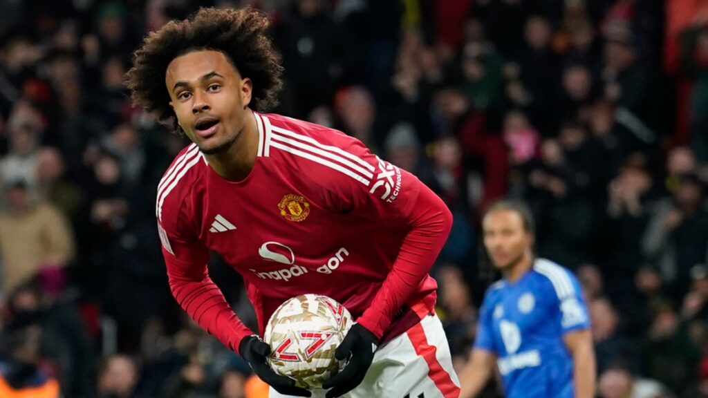 Zirkzee equalises for Man Utd vs Leicester LIVE!