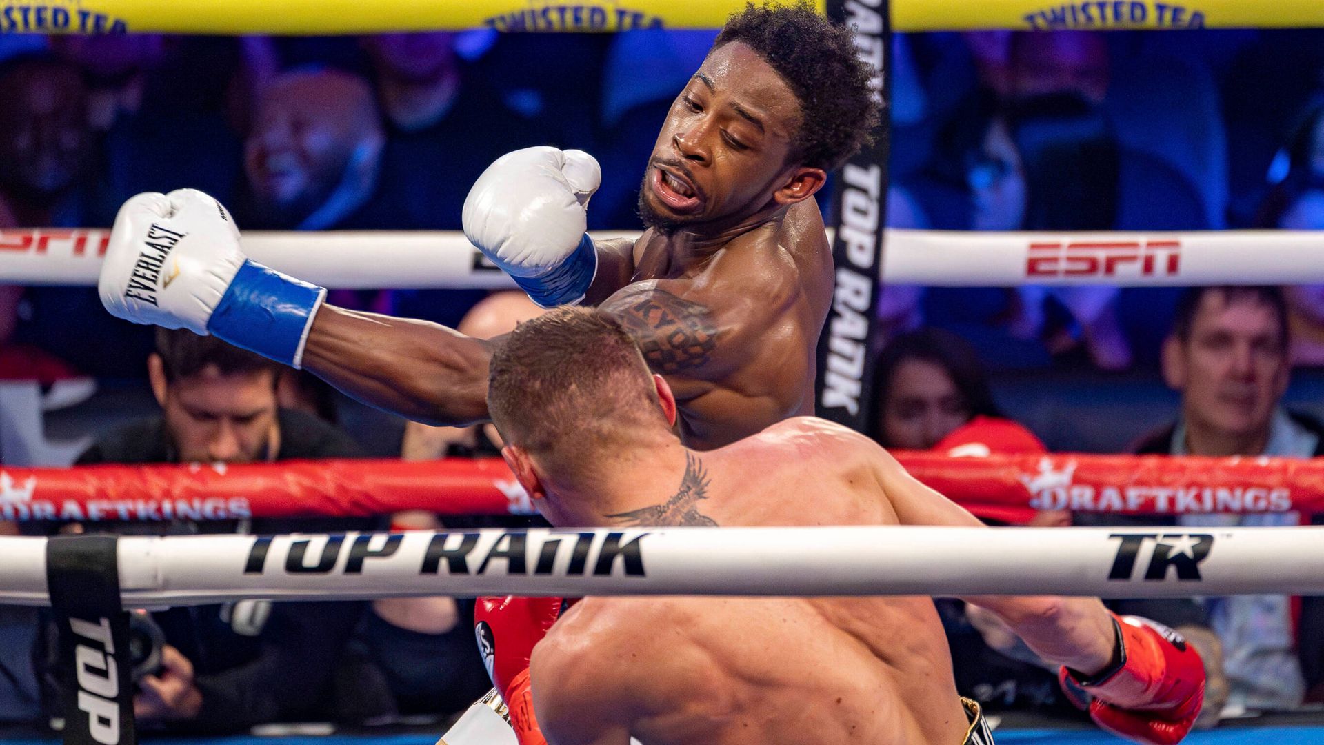 Davis stops Berinchyk with brutal body shot to become world champion