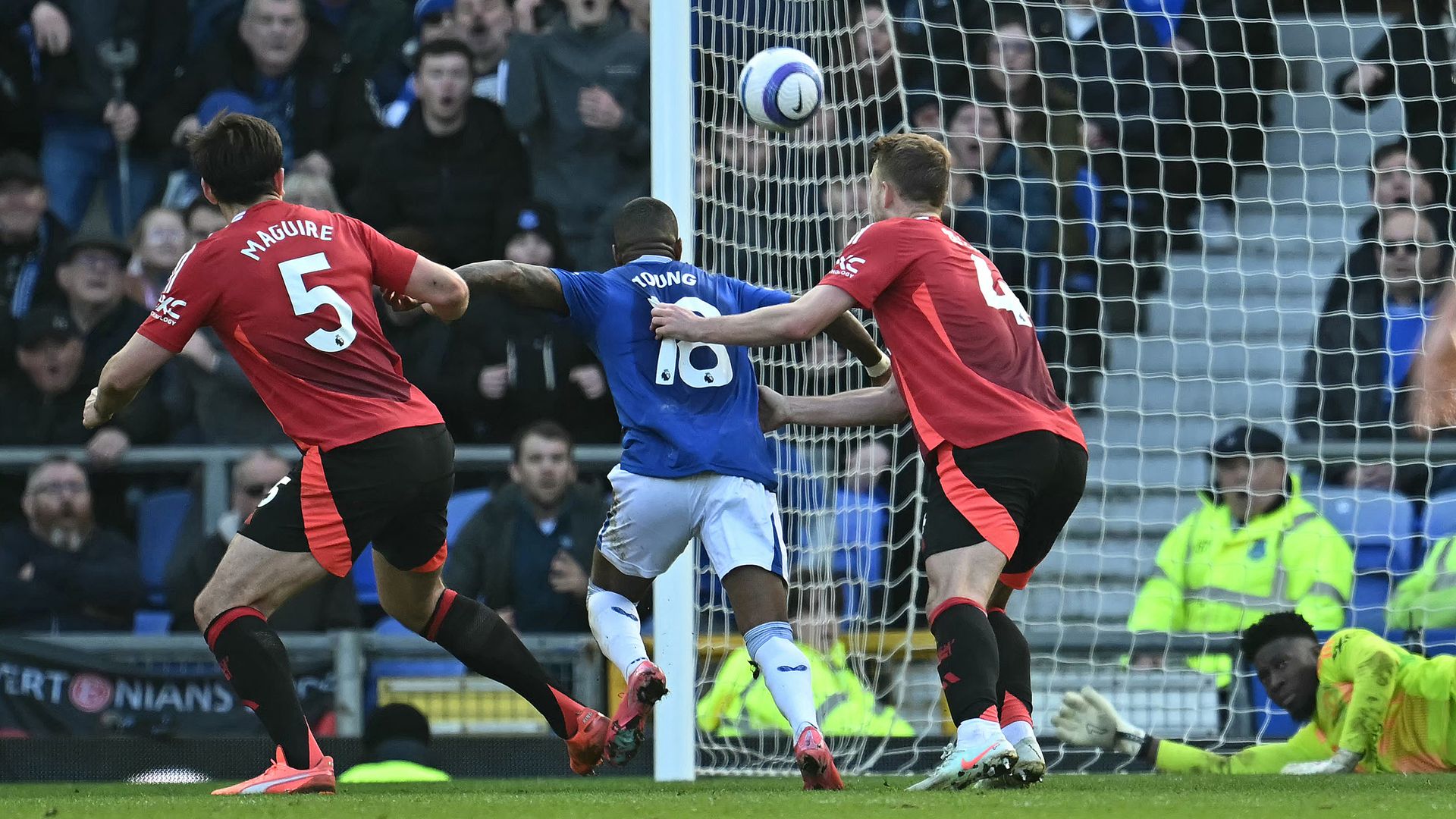 Moyes shocked Man Utd escape shirt-pull check in Everton penalty drama