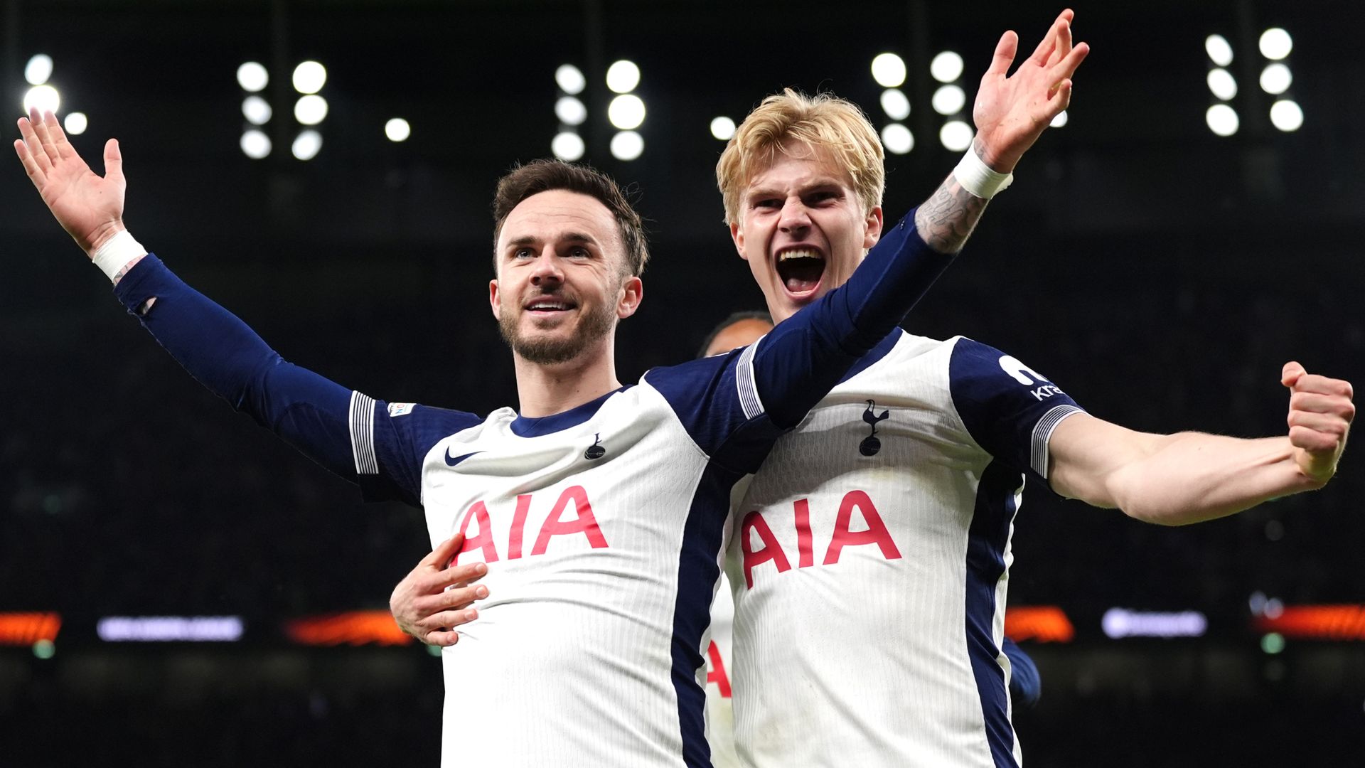 Spurs turn around AZ tie to keep trophy hopes alive