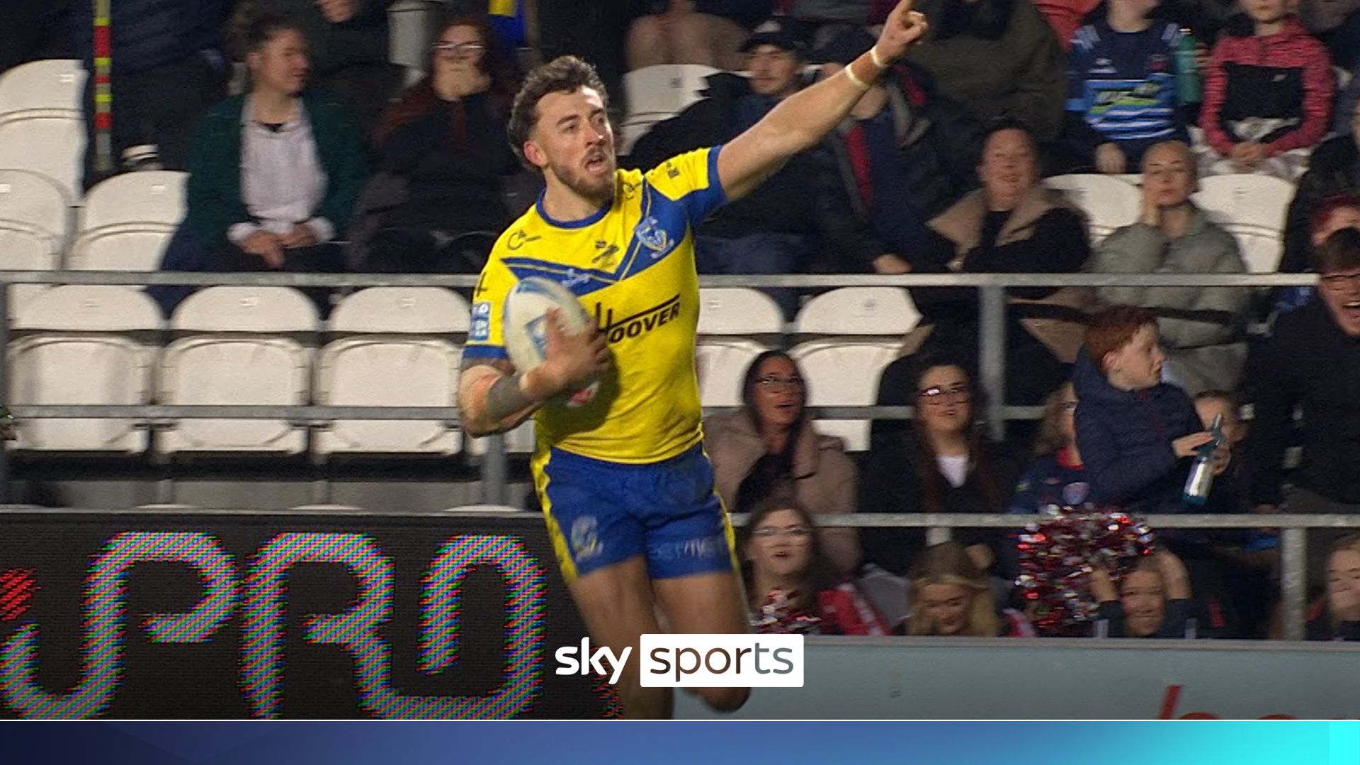 Catch him if you can! Ashton puts on the AFTERBURNERS for Warrington try!