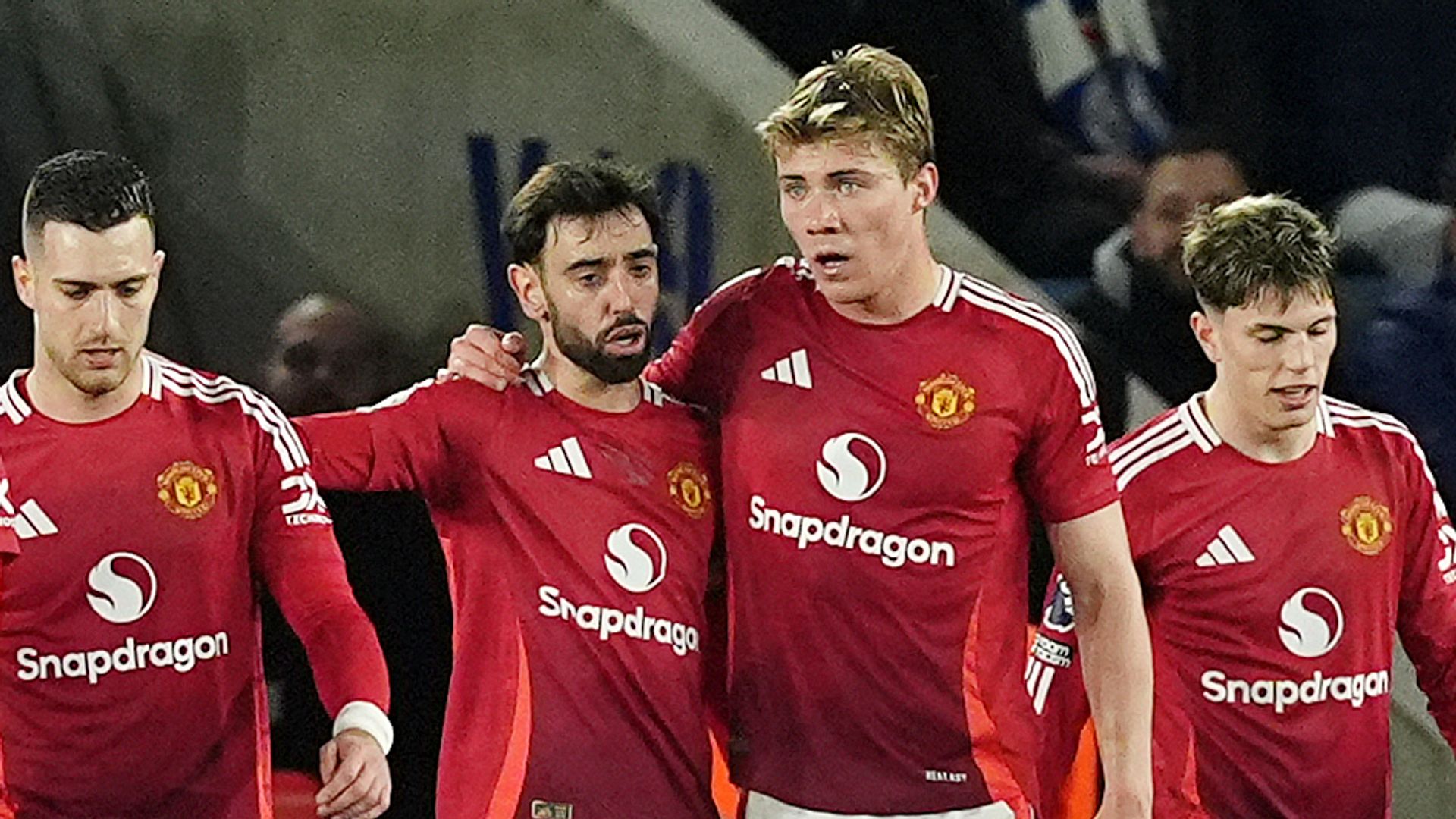 Hojlund and Garnacho score as Man Utd ease past Leicester